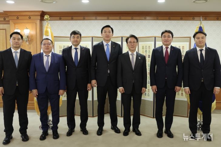 김민석 국무총리가 23일 세종대로 정부서울청사에서 냠오소르 오프랄 몽골 수석부총리 겸 경제개발부 장관을 접견, 인사 및 환담을 나누고 있다.(국무조정실)