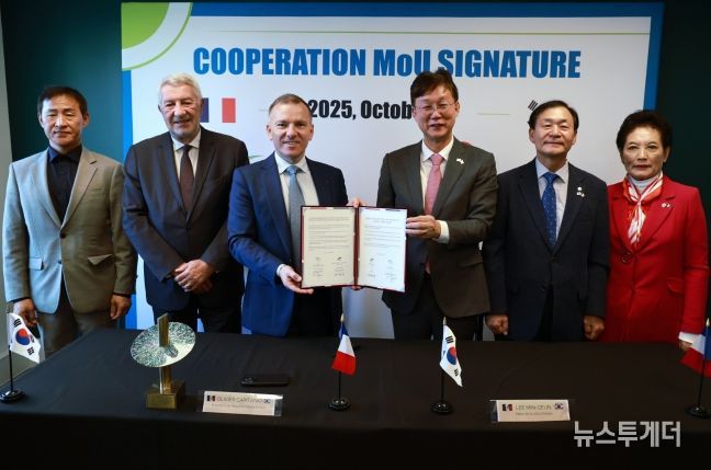 이민근 안산시장(오른쪽 세번째)이 파리 동부행정구역 본부에서 프랑스 파리 동부행정구역과 우호 협력도시 관계 수립 합의서를 체결하고 있다.