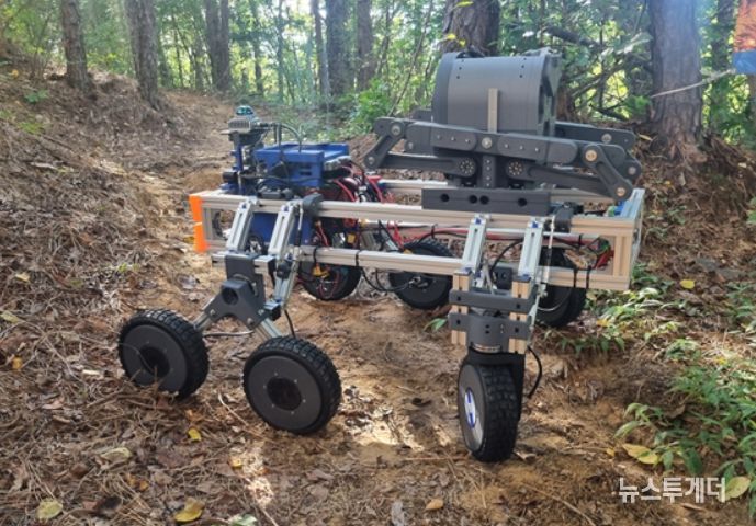 드론 배터리 자동 교체 플랫폼을 탑재한 산악 지형 잔불 진화 로봇