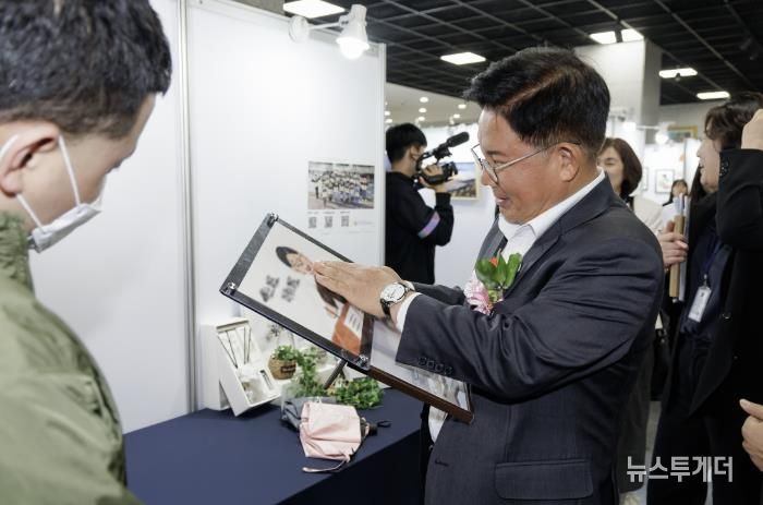 박강수 마포구청장이 장애인 예술인이 만든 작품을 감상하고 있다.