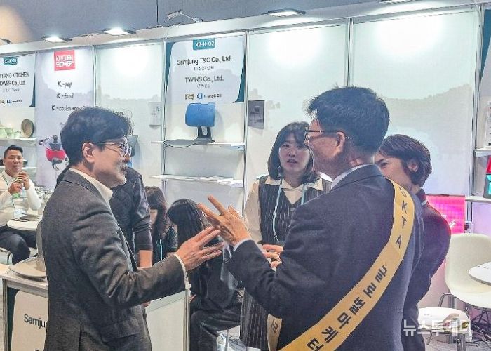 김병수 시장은 지난해 김포 관내 기업들의 유럽 판로 확대를 위해 오스트리아 비엔나에서 열리고 있는 ‘2024 KOREA BUSINESS EXPO VIENNA’에 기업인들과 동행해 글로벌 마케터 현지 미팅, 간담회 등에 참여했다.