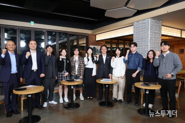 김민석 국무총리가 22일 대구 계명대학교 성서캠퍼스에서 열린 '미래대화 1·2·3 #청년일자리' 제4차 K-토론나라에서 청년들과 대화를 나누고 있다.