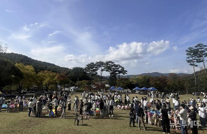 용인특례시는 유아숲 특별 프로그램인 '꼬마마법사의 단풍숲 놀이터' 행사를 개최했다
