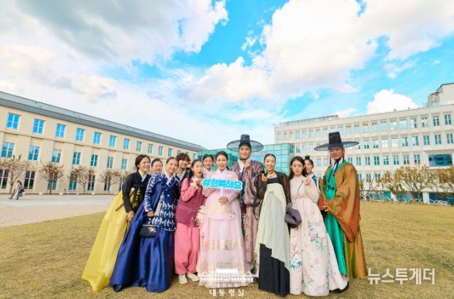 김혜경 여사, 한복해요 챌린지 참여 및 서울공예박물관 전시 관람(대통령실)