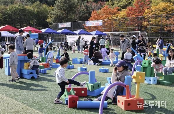 도봉구 지역 아이들이 ‘도담도담 놀이터’에서 장난감을 가지고 즐거운 시간을 보내고 있다.