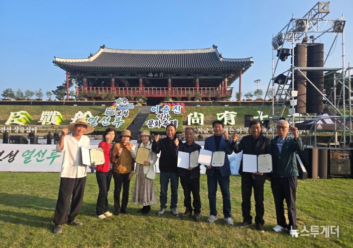 보성군, 제3회 대한민국 차나무분재대전 및 2025 전라남도 우수분재대전 성황리 마무리__제3회 대한민국 차나무분재대전 수상자 단체 사진