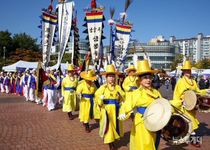 고양문화원 취타대의 힘찬 연주에 맞춰 31개 시군이 입장하고 있다.