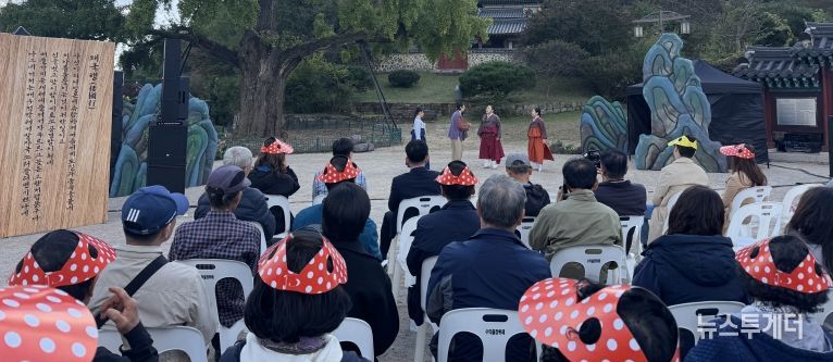 임고서원 은행나무 앞 야외마당에서 ‘나그네 마음을 담다’ 창작 마당극 공연이 펼쳐지고 있다.