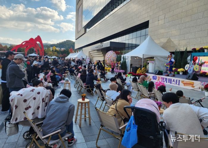 ‘고양 꽃향기 페스타’ 공연을 관람 중인 방문객들