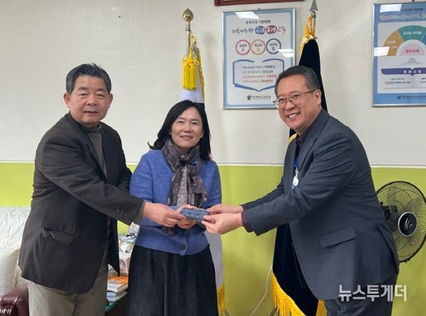 청주시립합창단, 학교 교가 업그레이드 ‘교가 드림’ 진행. 사진(왼쪽부터 이민영 청주시립합창단 예술감독 겸 상임지휘자, 윤남용 문예운영과장, 정성용 청주중앙여고 교장)