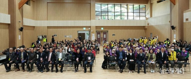 나주시가 국립나주숲체원 대강당에서 ‘숲속치매안심학교’ 졸업식을 개최했다.