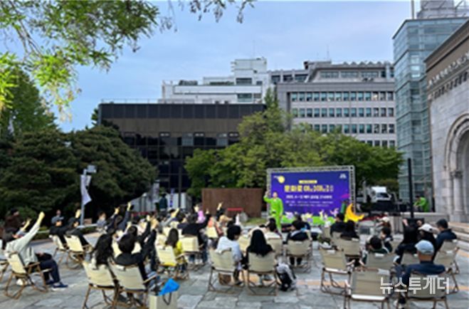 서울시립미술관에서 열린 코미디 마임 공연을 관람하는 시민들 모습