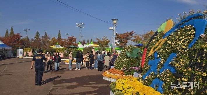 “진주국화작품전시회, 16일까지 1주일 연장 전시”