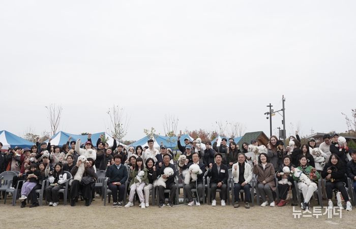8일 미사아일랜드 펫존에서 열린 ‘2025 하남시 반려동물 문화축제’에서 반려인과 반려견들이 기념촬영을 하고 있다.