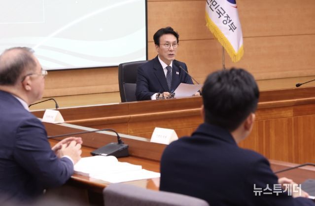 김민석 국무총리가 10일 세종대로 정부서울청사에서 열린 2050 탄소중립녹색성장위원회 제5차 전체회의를 주재하고 있다.