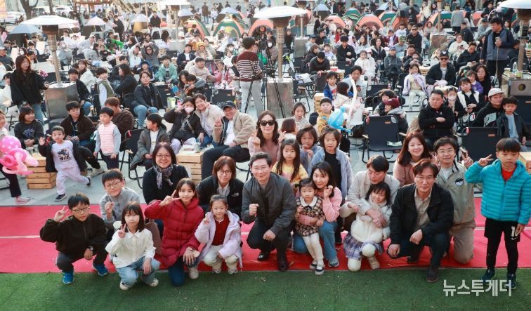 이상일 용인특례시장이 15일 용인포은아트홀 문화광장에서 열린 ‘2025 어텀라운지 페스티벌’에 참석해 시민과 소통의 시간을 갖고 있다