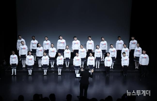 안산시 세계소년소녀합창단이 15일 소극장 보노마루에서 열린 ‘제15회 정기연주회’ 무대에서 합창을 하고 있다.