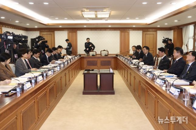 김민석 국무총리가 24일 세종대로 정부서울청사에서 열린 과학기술관계장관회의를 주재하고 있다.