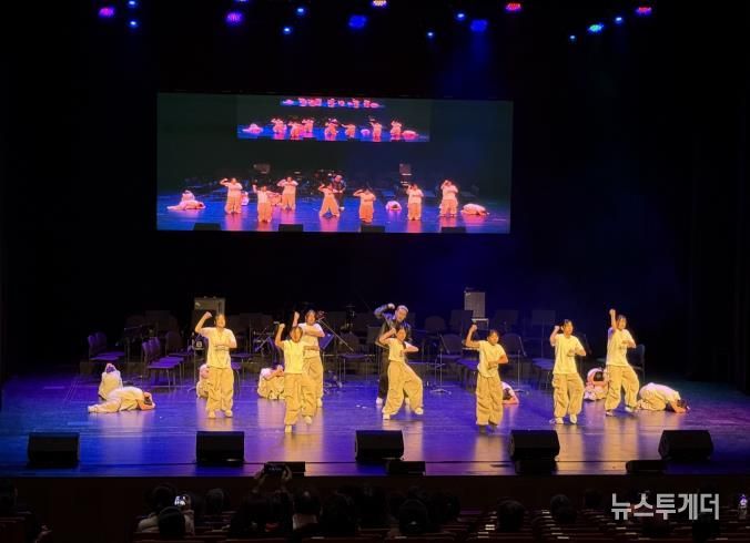 <꿈의무용단 영덕> 단원들이 11월 22일 영덕문화예술축제 오프닝 무대에서 공연을 펼쳤다.