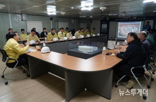 김인호산림청장이 27일 국립새만금수목원 조성지에 대한 현장점검을 실시하고 겨울철 안전사고 대비 상황을 점검했다
<p> </p>
<p>