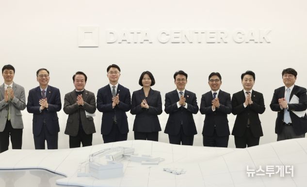 김민석 국무총리가 27일 세종 행복대로 네이버데이터센터 각 세종에서 열린 현장 간담회를 주재하고 있다.