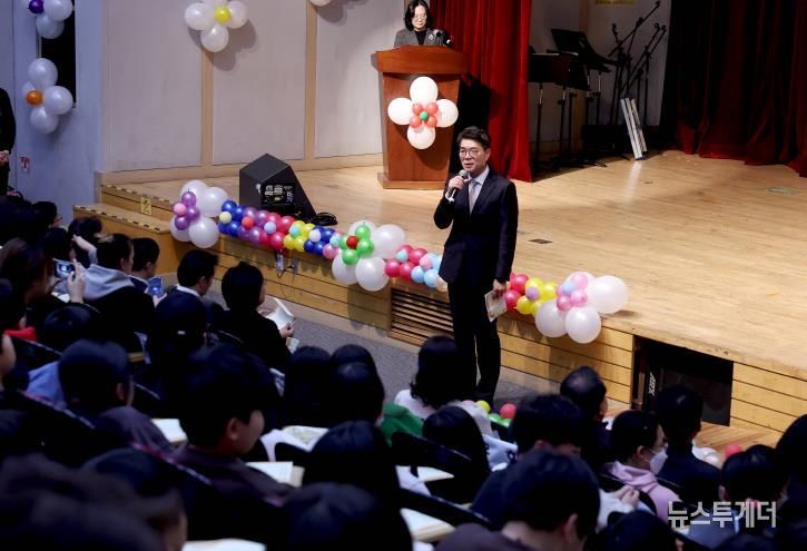 '2025년 지역아동센터 연합문화제'에서 인사말하는 정원오 성동구청장