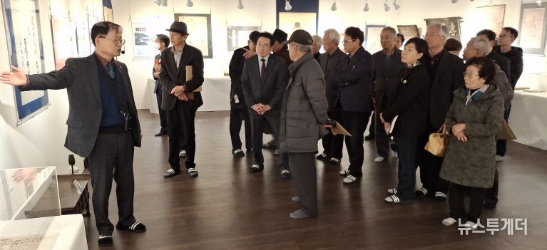 영천역사박물관 제2전시관에서 진행 중인 창녕조씨 영천문중 유물기획전 전시 모습