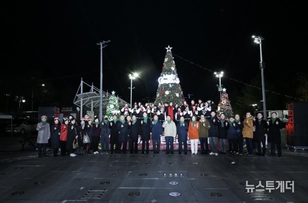 구리시, '2025 성탄 트리 점등식' 성료... 시민과 함께 사랑과 희망의 빛 밝혀