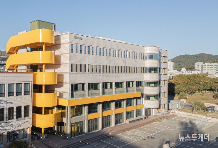 밀양소통협력공간으로 새단장을 마친 옛 밀양대 강의동(건물외부는 최대한 보존)