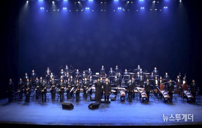 안산시립국악단이 4일 안산문화예술의전당 해돋이극장에서 제69회 정기연주회 '월드 오케스트라 Ⅶ'를 진행하고 있다.