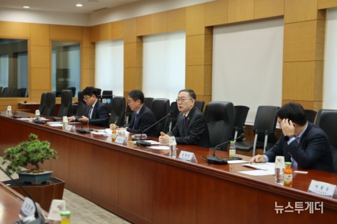 이명구 관세청장(오른쪽에서 두번째)이 9일 서울세관에서 열린 관세청 수사발전 자문위원회 출범식에서 발언하고 있다.