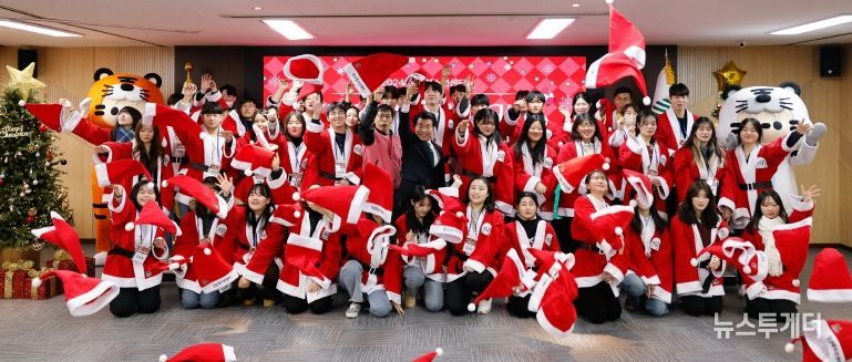 2024. 12 출정식 후 산타모자를 던지는 참가자들과 서강석 구청장, 인사말하는 서 구청장