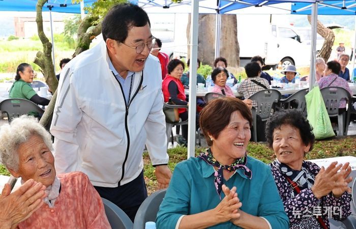 경주시가 의료·요양·돌봄 통합지원체계 구축에 나선 가운데, 한 야외 행사장에서 주낙영 경주시장이 지역 어르신들과 인사를 나누고 있다.
