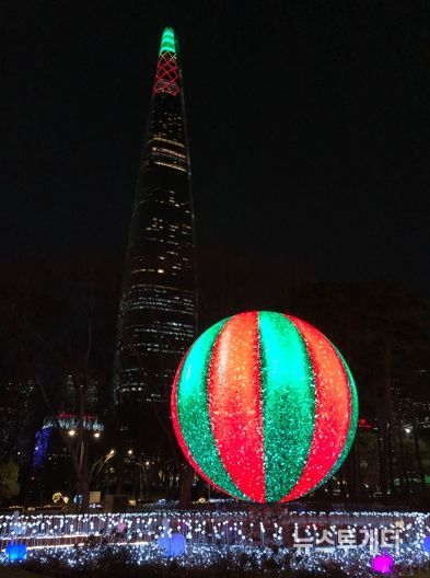 크리스마스 기념 영상이 표출되는 ‘더 스피어’의 아름다운 야경