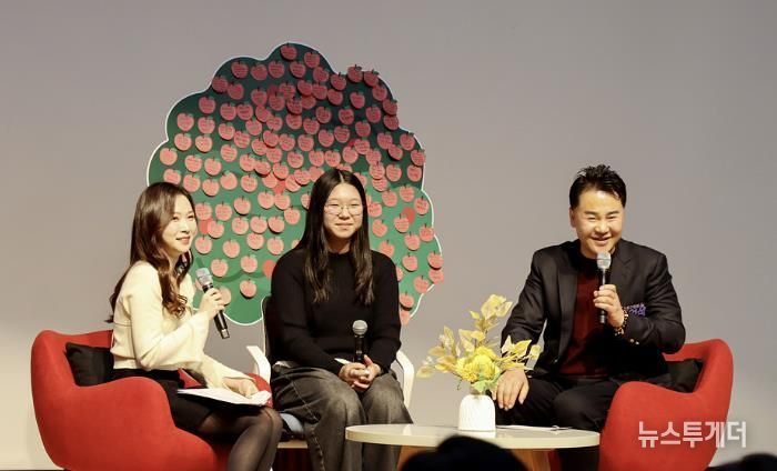 오언석 도봉구청장이 지난 12일 도봉구청 2층 선인봉홀에서 열린 친절선포식-‘친절토크’ 시간에서 구민과 대화를 나누고 있다