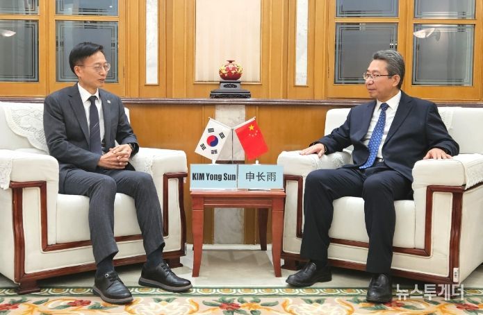 김용선 지식재산처장(왼쪽)과 션창위(申长⾬) 중국 국가지식재산국 청장이 지식재산 최고책임자회의를 진행 중이다.