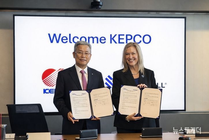 왼쪽부터 한국전력 김동철 사장, 번스앤맥도널 레슬리 듀크 대표