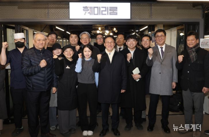 김민석 국무총리가 21일 동대문구 경동시장을 방문, 시장을 둘러보고 상인들과의 간담회를 주재하고 있다.