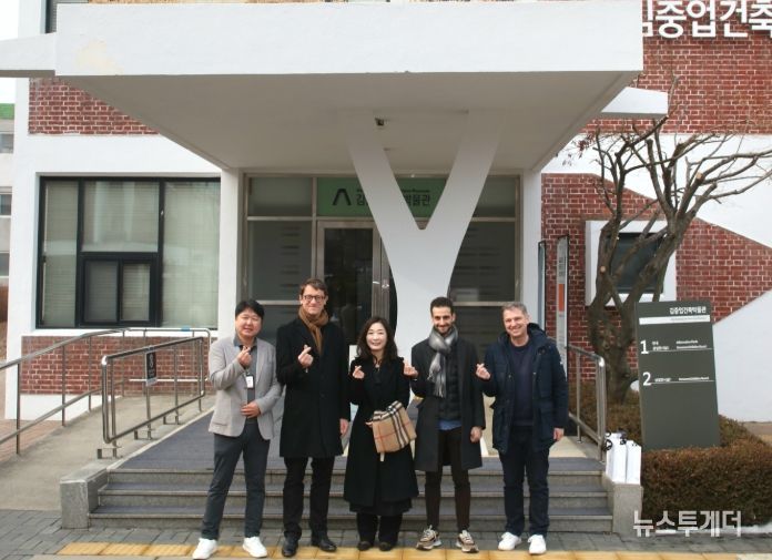 이석춘 박물관 운영부장(왼쪽 첫번째)과 필립 베르투 주한프랑스대사(왼쪽 두번째)가 김중업건축박물관 앞에서 관계자들과 기념 사진을 찍고 있다