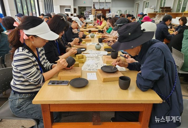 작년 제53회 청자축제장에서 청자빚기 체험중인 관광객들의 모습