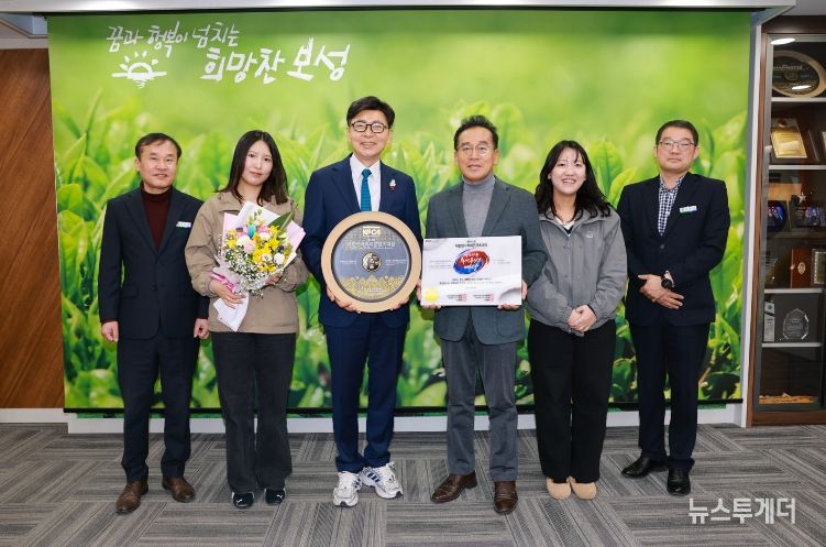 보성군, ‘서편제보성소리축제’ 대한민국축제콘텐츠대상 5년 연속 대상 선정(왼쪽에서 세 번째_김철우 보성군수,네번째_채희설 서편제보성소리축제추진위원장)