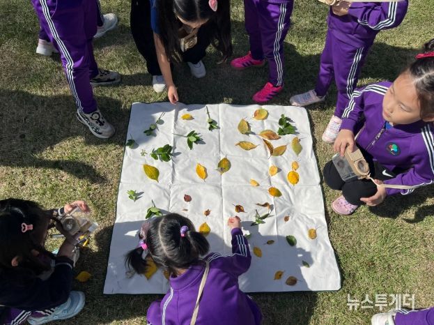 유아 단체 프로그램 〈풀잎따라 실학따라〉에 참여한 어린이들이 ‘정원을 사랑한 실학자, 정약용’을 주제로 다산정원에서 생태체험 활동을 하고 있다.