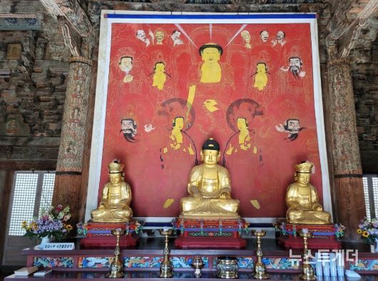 양산 신흥사 석조석가여래삼존좌상