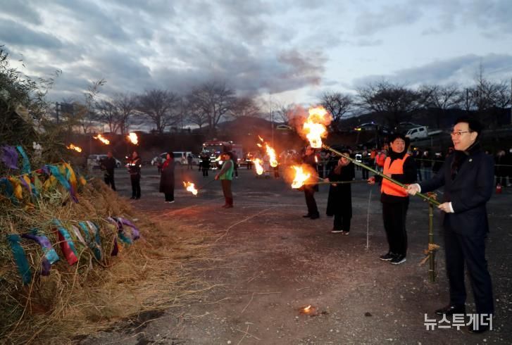 하동군 곳곳 밝힌 정월대보름 달집태우기..군민 안녕과 풍년 기원