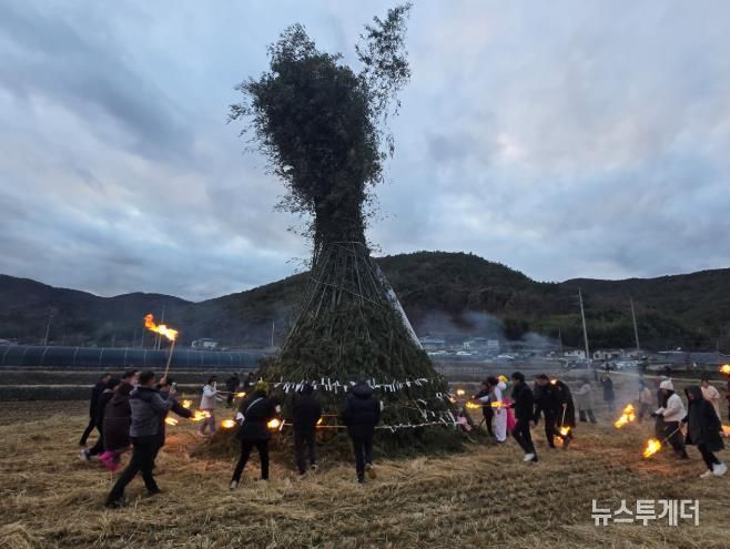 지난 3일 단장면 법흥마을 일원에서 달집태우기가 진행되고 있다.