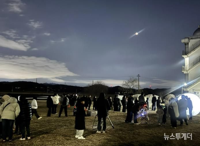 시흥시농업기술센터 천문관, 개기월식 공개관측 행사 성료… 시민 참여 성황