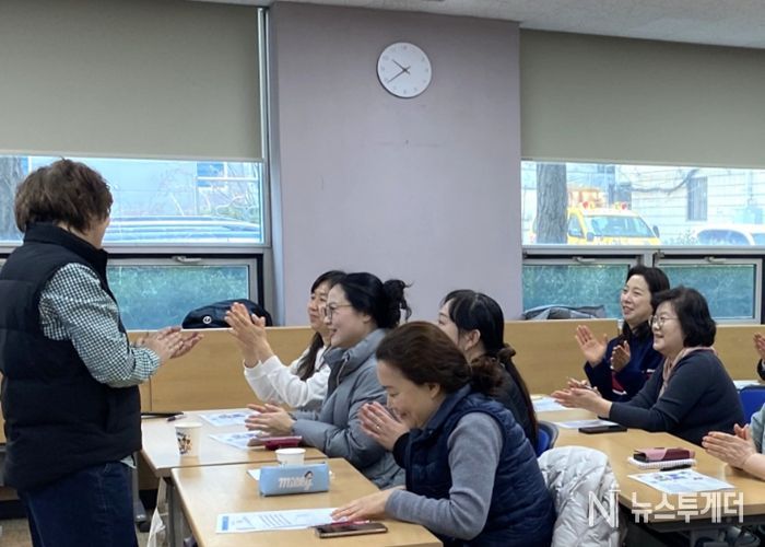 지난 11일 광명시여성비전센터에서 '창의융합수학&보드게임 과정'을 진행하고 있다.