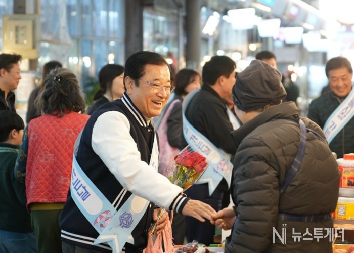 20일 오후 ‘3월 전통시장 가는 날’을 맞이하여 이현재 시장이 장바구니를 들고 과일을 구입하며 상인과 인사를 나누고 있다.