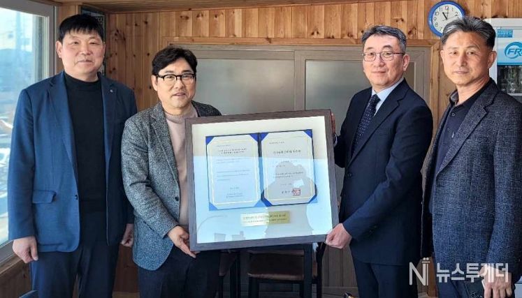 강원특별자치도 손형욱 토지과장이 전철수 고성군부군수에게 국가등록문화유산 등록증을 전달하는 모습