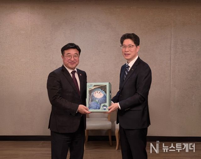 황기연 전남도지사 권한대행(우)이 섬박람회 마스코트인 다섬이 인형을 윤호중 행정안전부 장관(좌)에게 전달하고 있다.